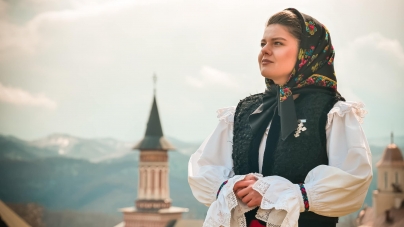 Mai actuală ca oricând: Iubita tânără artistă din Maramureș Maria Mihali a lansat priceasna cu titlul „Azi în lume pace nu-i”. Versuri care-ți răscolesc inima!