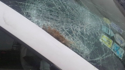 Azi-noapte: Un tânăr a distrus cu o bară metalică mai multe autoturisme parcate pe strada Victoriei din Baia Mare