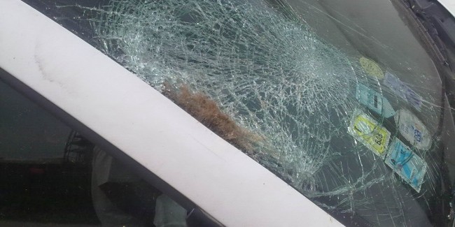 Un sighetean și-a găsit mașina distrusă în parcare; Făptașul a fost identificat și este cercetat pentru distrugere