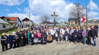 Din sufletele de creștini: În comuna maramureșeană Groși familia de credincioși a arătat unitatea în comunitate! Troiță importantă reînnoită dar și resfințită!