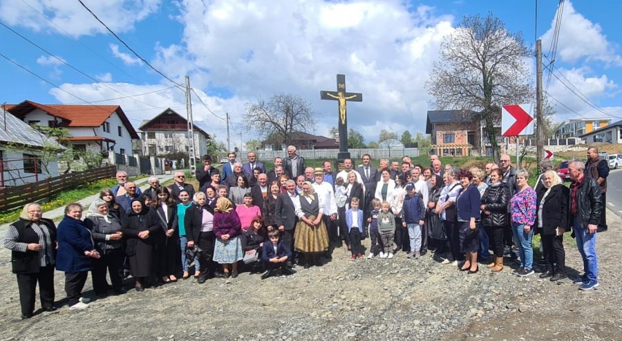 Din sufletele de creștini: În comuna maramureșeană Groși familia de credincioși a arătat unitatea în comunitate! Troiță importantă reînnoită dar și resfințită!