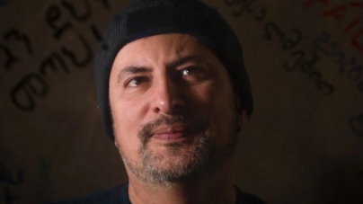 Un bărbat care vorbește cursiv în 24 de limbi străine, inclusiv română, curăță covoare în Washington