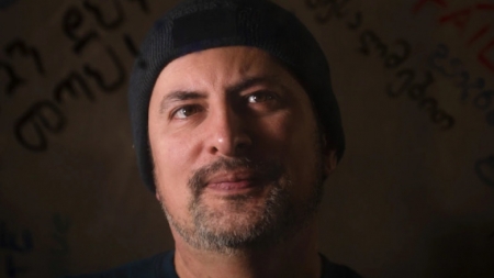 Un bărbat care vorbește cursiv în 24 de limbi străine, inclusiv română, curăță covoare în Washington