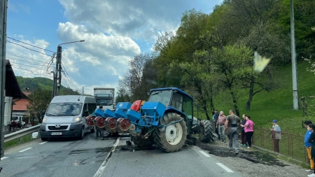Accident rutier în Buciumi; Un autoturism a intrat în coliziune cu un tractor agricol