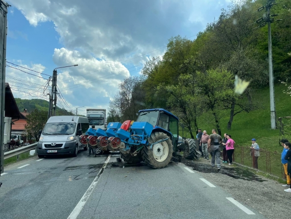 Accident rutier în Buciumi; Un autoturism a intrat în coliziune cu un tractor agricol