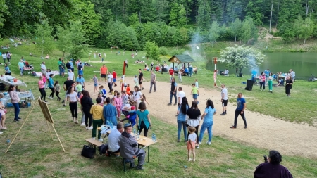 Ziua Familiei a fost marcată la Lacul Nistru; Activitățile au fost organizate de Parohia „Sf. Arhangheli Mihail și Gavril” Tăuții-Măgherăuș și Asociația „Sfântul Mina” Tăuții de Jos