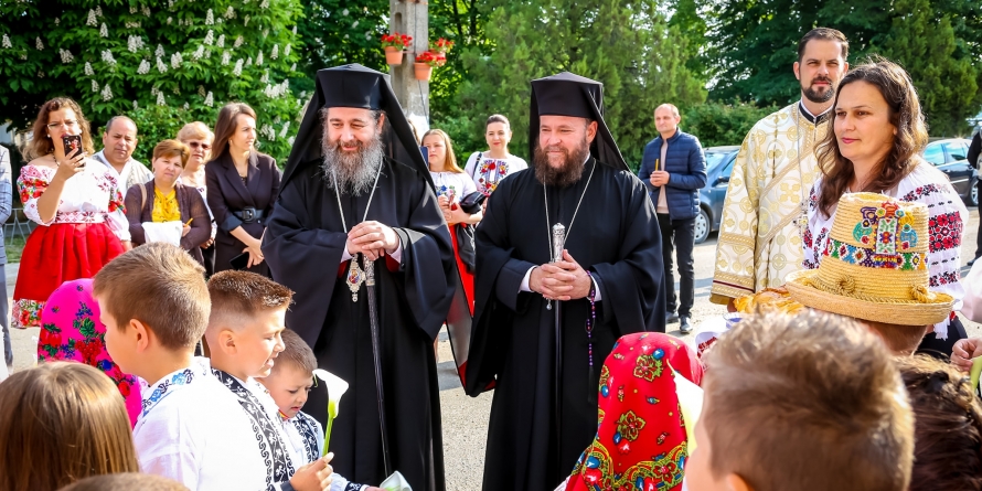 PS Timotei Sătmăreanul și PS Siluan, Episcopul român ortodox din Ungaria, au târnosit biserica și au săvârșit Sfânta și Dumnezeiasca Liturghie în Medieșu Aurit