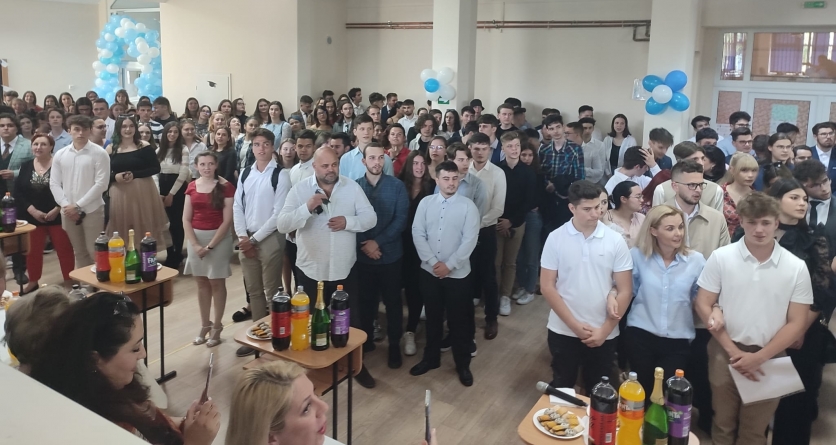 La Colegiul „Vasile Lucaciu” a avut loc tradiționala Serenadă a claselor a XII-a (FOTO)