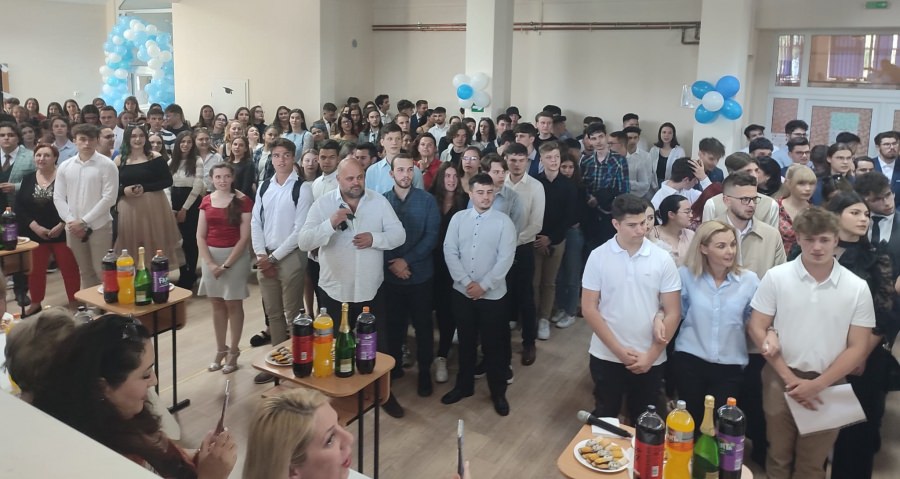 La Colegiul „Vasile Lucaciu” a avut loc tradiționala Serenadă a claselor a XII-a (FOTO)