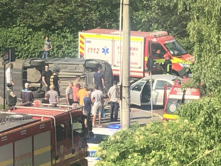 Accident Centru Baia Mare: Lângă piața RFN din municipiu impact violent cu două autoturisme implicate. La fața locului, uriașă mobilizare de forțe!
