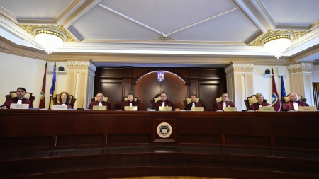 Pensii speciale: Parlamentarii rămân cu ele. Argumentul Curții Constituționale cu care și-a motivat propria hotărâre: anularea lor a fost adoptată prea repede!