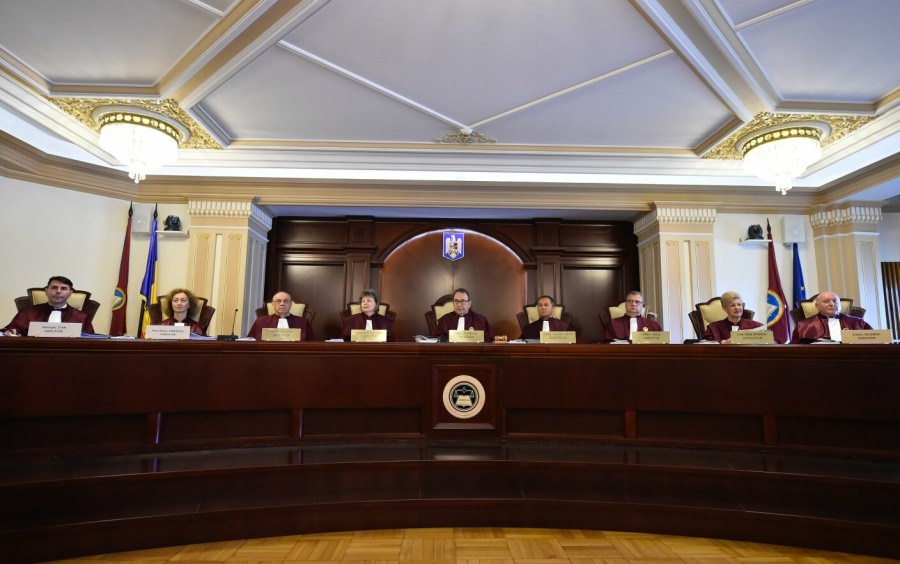 Pensii speciale: Parlamentarii rămân cu ele. Argumentul Curții Constituționale cu care și-a motivat propria hotărâre: anularea lor a fost adoptată prea repede!