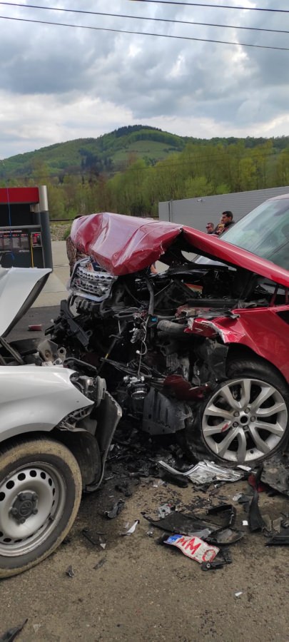 Accident rutier grav în Vișeu de Jos; Două mașini s-au lovit frontal, ambii șoferi fiind răniți (FOTO și VIDEO)