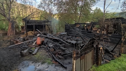 Incendiu violent azi-noapte în Borșa; Au ars două anexe gospodărești, bunuri și animale