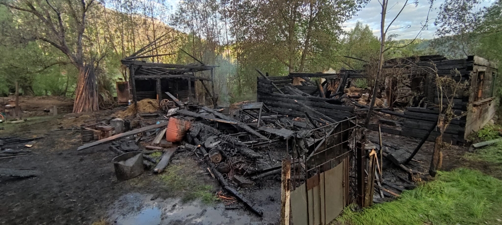 Incendiu violent azi-noapte în Borșa; Au ars două anexe gospodărești, bunuri și animale