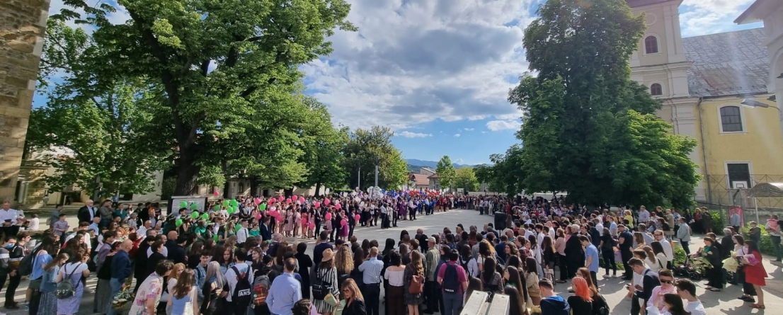 Emoții, lacrimi și zâmbete: Clopoțelul a sunat pentru ultima dată pentru elevii claselor a XII-a (FOTO)