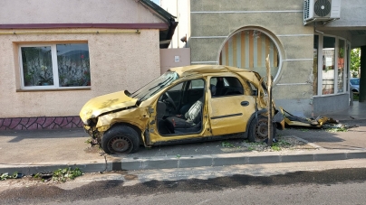Un accident de circulație: În Baia Mare pe strada Progresului, azi-noapte, un tânăr conducător auto, fără permis, și-a înfipt într-un stâlp mașina!
