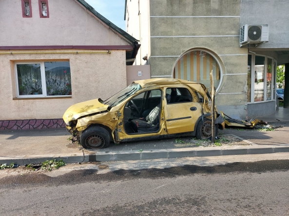 Un accident de circulație: În Baia Mare pe strada Progresului, azi-noapte, un tânăr conducător auto, fără permis, și-a înfipt într-un stâlp mașina!