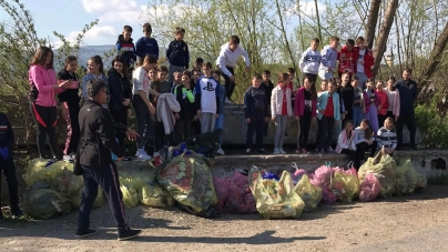 Avem Campania „Curățăm România”: În comuna maramureșeană Ieud elevii școlii alături de cadrele didactice și lucrătorii SGA au curățat albia râului localității!