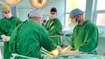 Intervenție chirurgicală mai specială: La Spitalul Județean Baia Mare s-a marcat o nouă premieră! E vorba despre o artroplastie de genunchi, cu proteze totale!