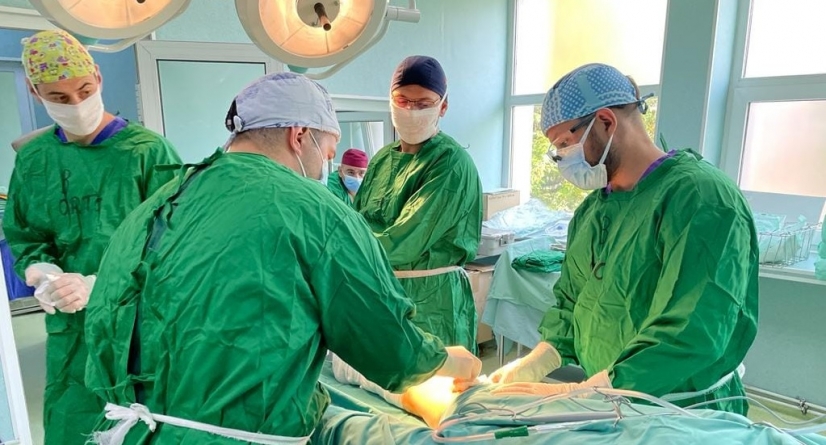 Intervenție chirurgicală mai specială: La Spitalul Județean Baia Mare s-a marcat o nouă premieră! E vorba despre o artroplastie de genunchi, cu proteze totale!