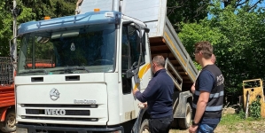 Autoutilitară sechestrată de polițiștii din Tăuții Măgherăuș; Bărbatul transporta fără a avea documente materiale lemnoase