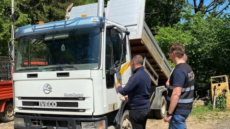 Autoutilitară sechestrată de polițiștii din Tăuții Măgherăuș; Bărbatul transporta fără a avea documente materiale lemnoase