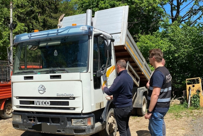 Autoutilitară sechestrată de polițiștii din Tăuții Măgherăuș; Bărbatul transporta fără a avea documente materiale lemnoase