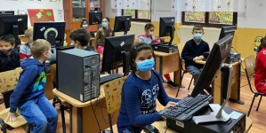 Dăm click pe România: În județul Maramureș 17 școli dar și o asociație beneficiază de calculatoare echipate prin intermediul unui proiect național!