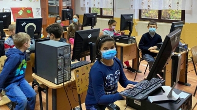 Dăm click pe România: În județul Maramureș 17 școli dar și o asociație beneficiază de calculatoare echipate prin intermediul unui proiect național!