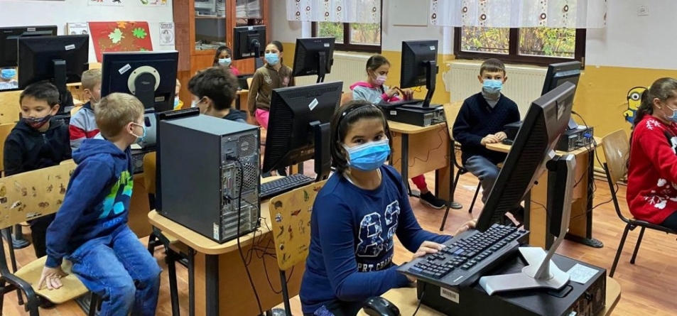 Dăm click pe România: În județul Maramureș 17 școli dar și o asociație beneficiază de calculatoare echipate prin intermediul unui proiect național!
