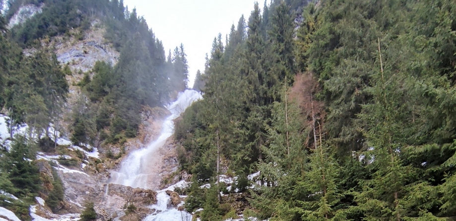 Frumusețile de la noi: E în aria montană maramureșeană foarte aproape de orașul Borșa un loc turistic superb! Care este povestea care ar fi și numit minunăția!