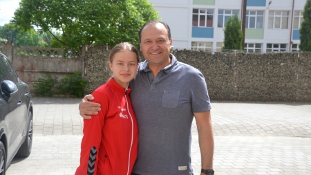 În Municipiul Baia Mare: Sorina Brîndușa, căpitan al echipei CNOPJ BM la handbal feminin dar și șefa promoției sale, felicitată de șeful Federației de Handbal!