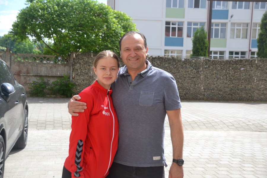 În Municipiul Baia Mare: Sorina Brîndușa, căpitan al echipei CNOPJ BM la handbal feminin dar și șefa promoției sale, felicitată de șeful Federației de Handbal!