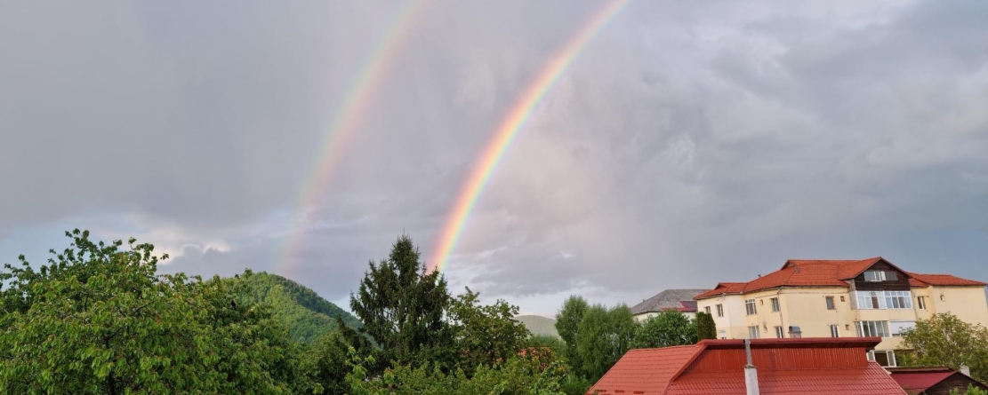 Spectacol optic al naturii: Un curcubeu dublu a răsărit pe cerul municipiului Baia Mare! Când se formează mai exact și ce este acest fenomen meteo!