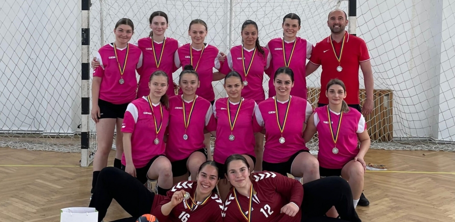 Avem mulți copii talentați: Fetele din echipa Colegiului Tehnic Anghel Saligny din Baia Mare sunt vicecampioane, la handbal feminin, în etapa națională a ONSȘ!