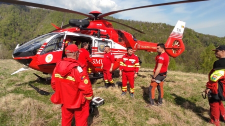 O nouă alertă Salvamont: În județul Maramureș un tânăr a primit ajutorul salvatorilor montani, după ce a căzut tractorul peste el, efectiv!