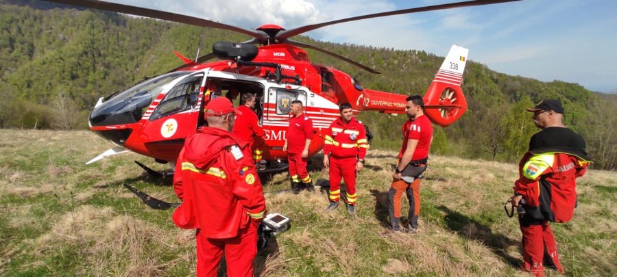 O nouă alertă Salvamont: În județul Maramureș un tânăr a primit ajutorul salvatorilor montani, după ce a căzut tractorul peste el, efectiv!