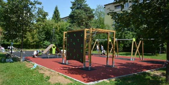 Scandal într-un parc din Baia Mare: Un tânăr a fost lovit de un altul cu un obiect contondent
