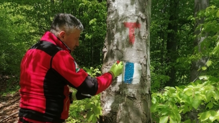 Muncă intensă în primăvară: Salvamontiștii din Maramureș au marcat traseele turistice din județul nostru! Care sunt vizatele de salvatorii montani!