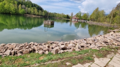 Veste bună la Mogoșa: În orașul maramureșean Baia-Sprie superbul lac cu imens potențial caracter turistic a beneficiat recent de lucrări de consolidare de mal!