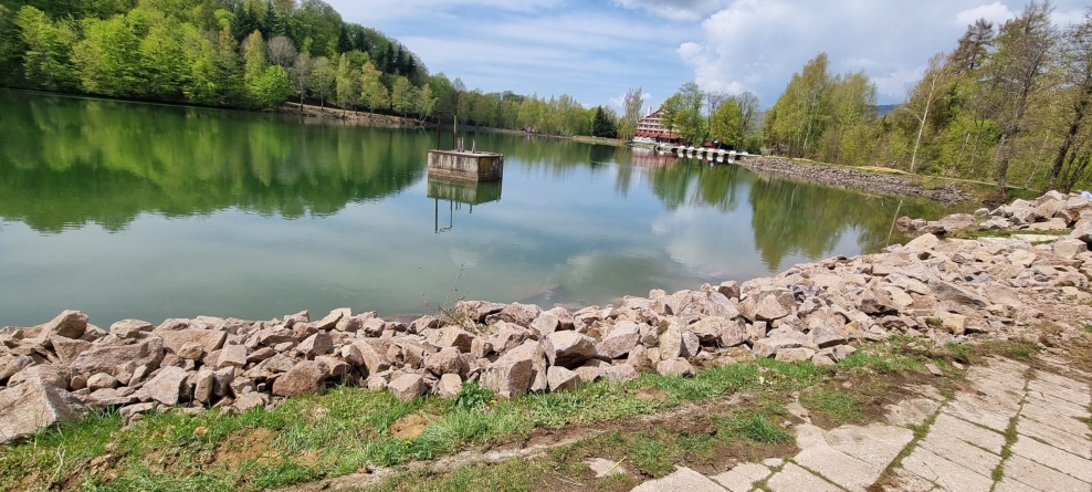 Veste bună la Mogoșa: În orașul maramureșean Baia-Sprie superbul lac cu imens potențial caracter turistic a beneficiat recent de lucrări de consolidare de mal!