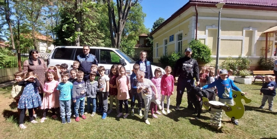 Copiii din cadrul Grădiniței cu program normal nr. 13 Baia Mare s-au întâlnit cu polițiștii; Ce sfaturi au primit