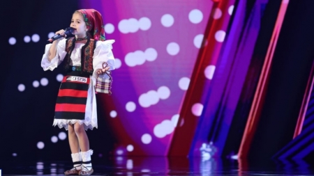 Show Românii Au Talent: O mică artistă din Maramureș, Rebeca Danci, din orașul Borșa, i-a încântat pe jurați cu poezie și cântec și a obținut 4 DA!