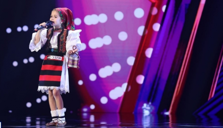 Show Românii Au Talent: O mică artistă din Maramureș, Rebeca Danci, din orașul Borșa, i-a încântat pe jurați cu poezie și cântec și a obținut 4 DA!