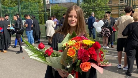 Un model de succes: Sorina Brîndușa, căpitan al echipei CNOPJ BM la handbal feminin, dar și șefa promoției sale, arată că sportul cu educația se unesc perfect!