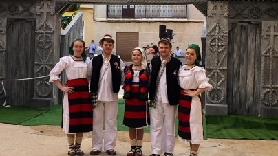 Mic colț de România: Grupul de artiști din Maramureș i-a readus în țara noastră cu inima pe românii din Spania prin încântătoare minute de folclor!