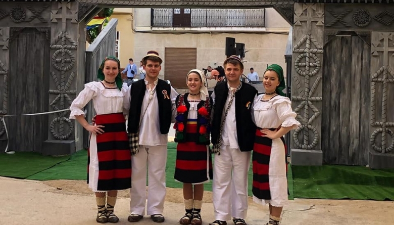Mic colț de România: Grupul de artiști din Maramureș i-a readus în țara noastră cu inima pe românii din Spania prin încântătoare minute de folclor!