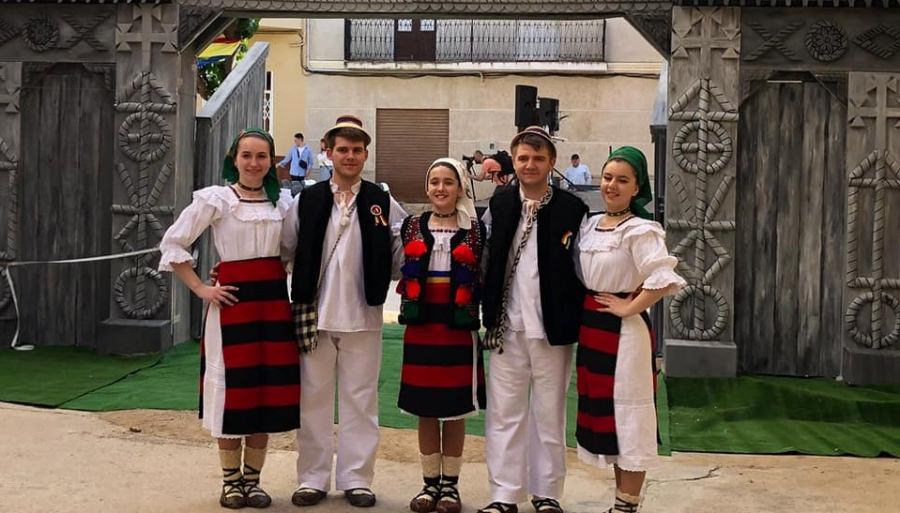 Mic colț de România: Grupul de artiști din Maramureș i-a readus în țara noastră cu inima pe românii din Spania prin încântătoare minute de folclor!