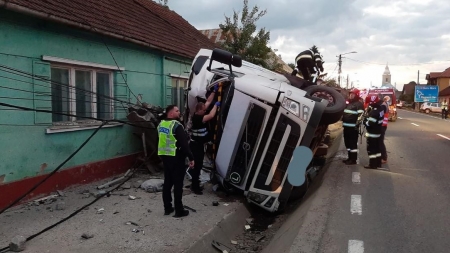Accident terifiant la Seini: În orașul maramureșean un pieton spulberat de un mastodont care s-a răsturnat pe trotuar! Șoferul, efectiv beat criță!